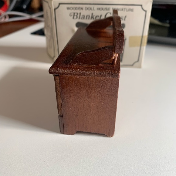 Vintage Dollhouse Bedroom 3 pieces, Bed, Vanity, Blanket Chest. - Picture 6 of 13